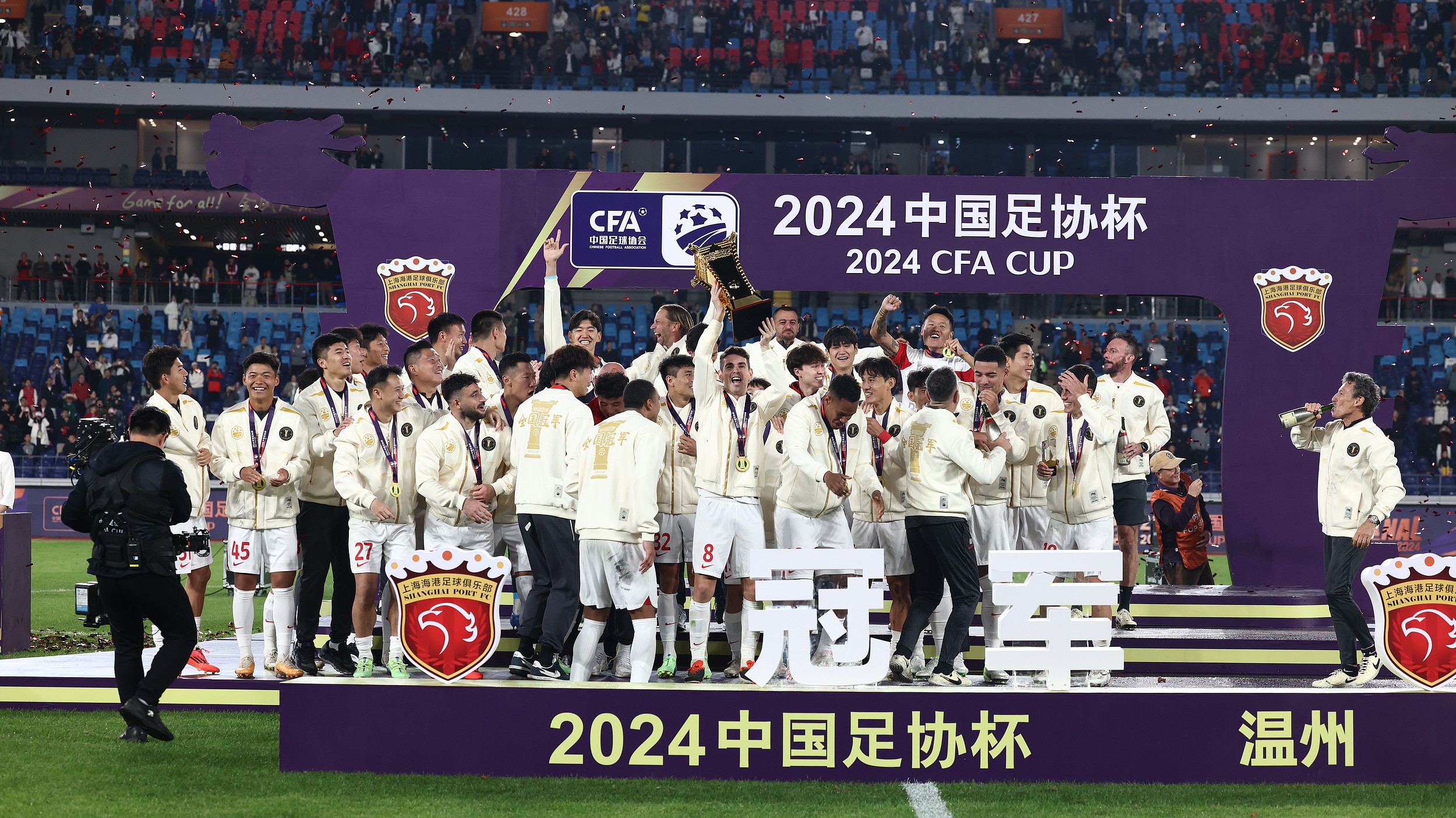 九游体育APP-足总杯赛程吃紧，上海海港关键时刻止住颓势，球迷炸锅，年轻球员得到机会的简单介绍