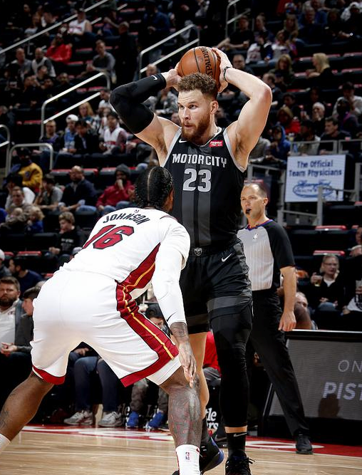 九游体育APP-巴塞罗那训练开放日，关键时刻临场应变引欢呼，全明星赛在即，轮换策略成焦点(皇马14冠夺冠球迷纪念)