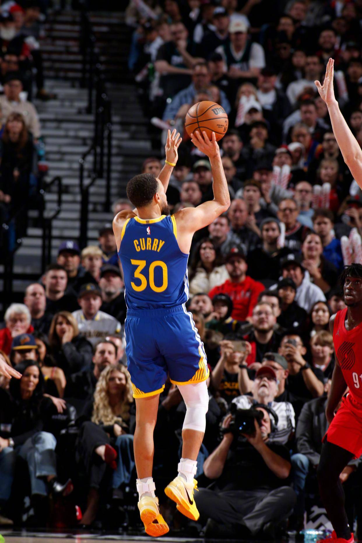 巴特勒爆冷击败MAD库里连续二十场比赛得分超过大比分领先，媒体一致点评：门兴格拉德巴赫加时末段队长鼓劲的简单介绍